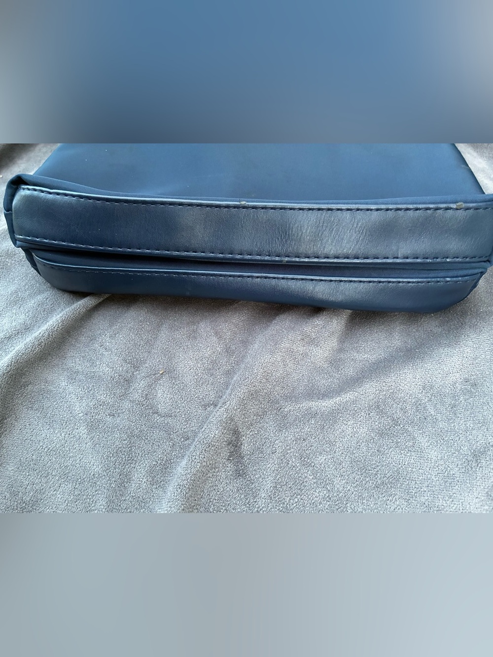 Women’s Tommy Hilfiger Navy Crossbody with Red and White traditional design - Picture 12 of 12